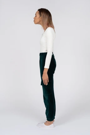 Donna in abiti casual in piedi