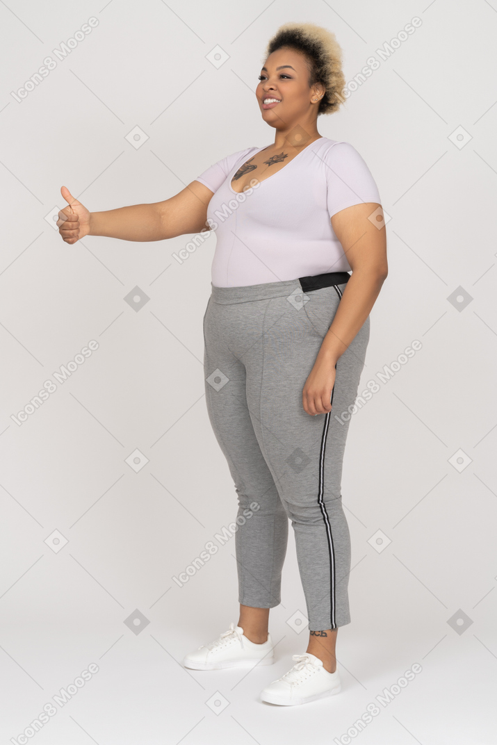 Mulher negra alegre mostrando o polegar