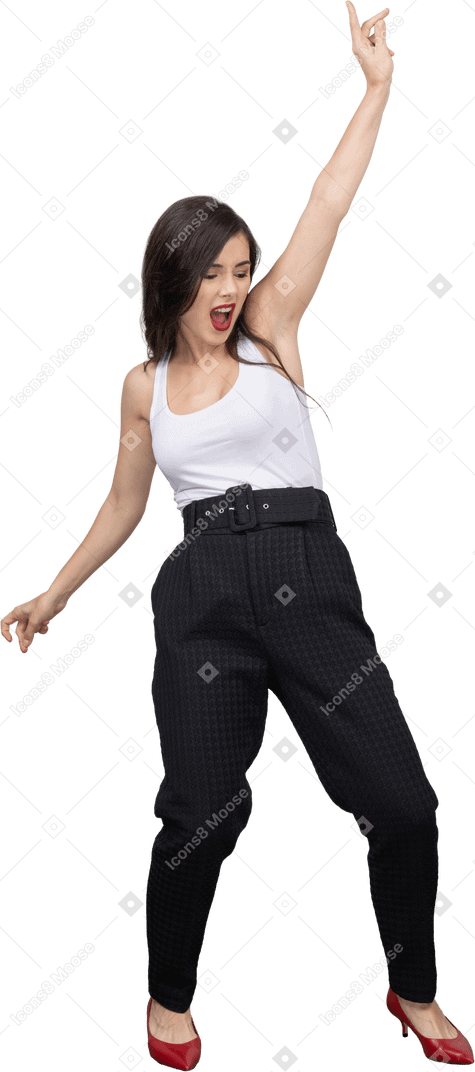Corpo inteiro de uma jovem em roupas de escritório gritando e levantando a mão
