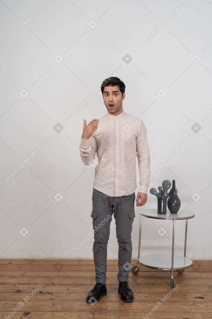 Vue de face d'un homme en vêtements décontractés faisant des gestes