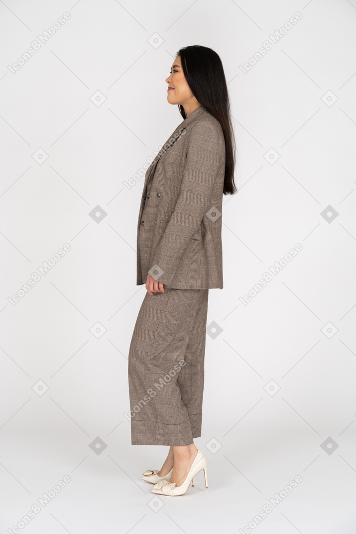 茶色のビジネススーツの若い女性の側面図