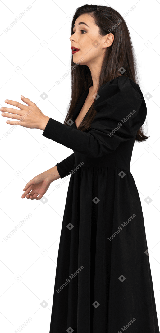 Seitenansicht einer singenden jungen dame in einem schwarzen kleid