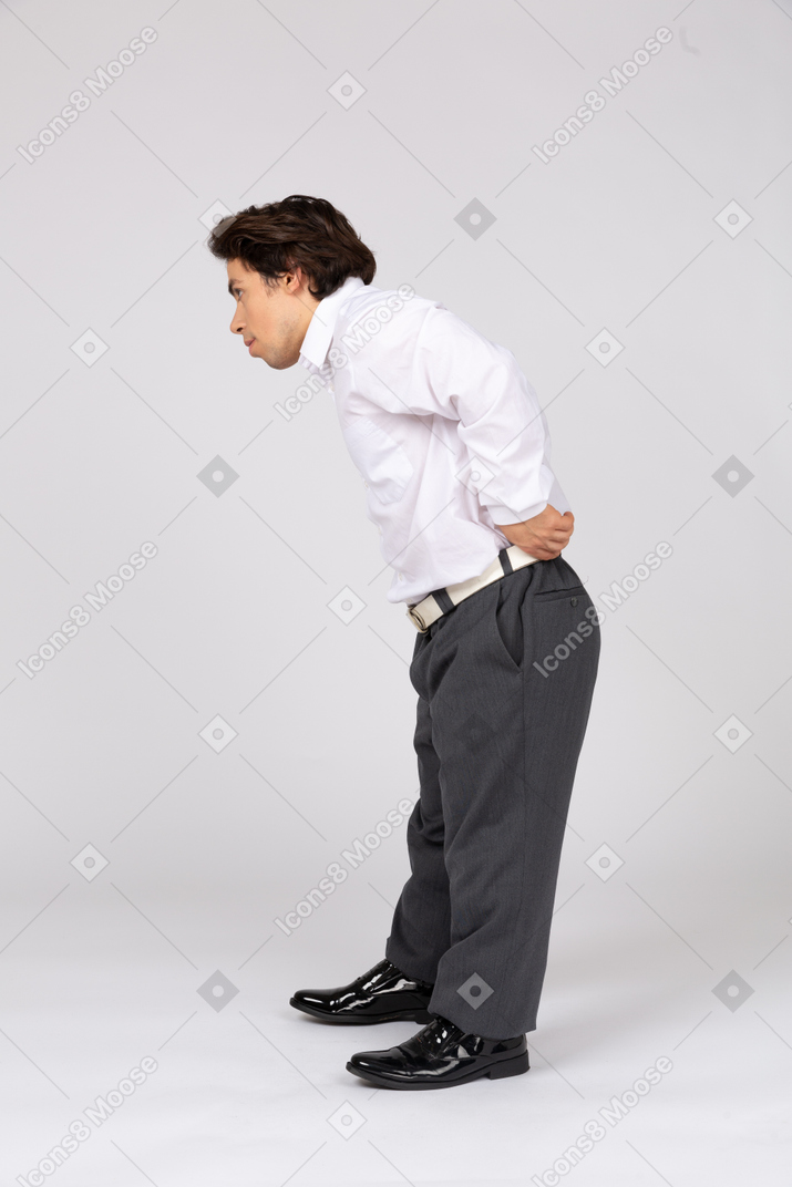 Homem puxando as calças