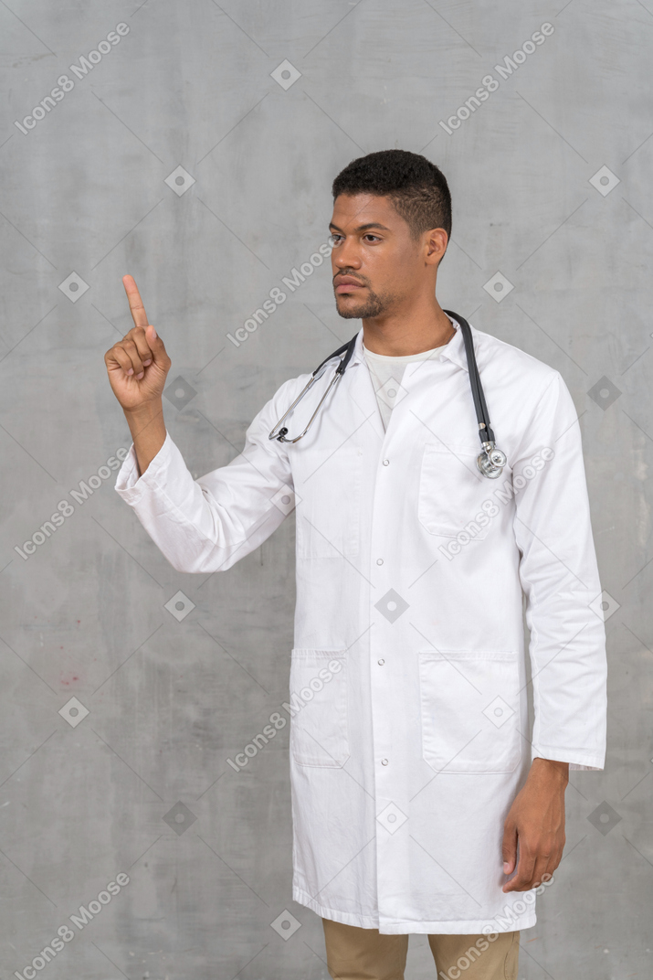 Médico varón desaprobador sacudiendo su dedo