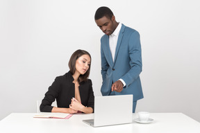 Colegas mirando algunas cosas de trabajo en la computadora