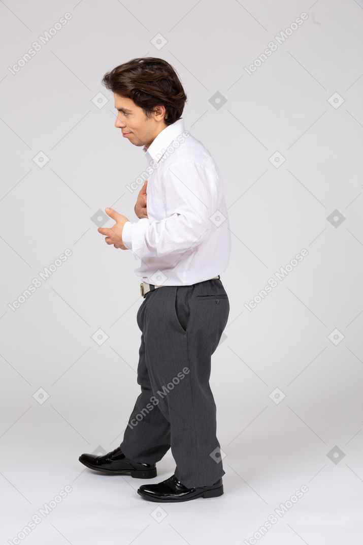 Vista lateral de um homem com roupa formal, apontando para si mesmo