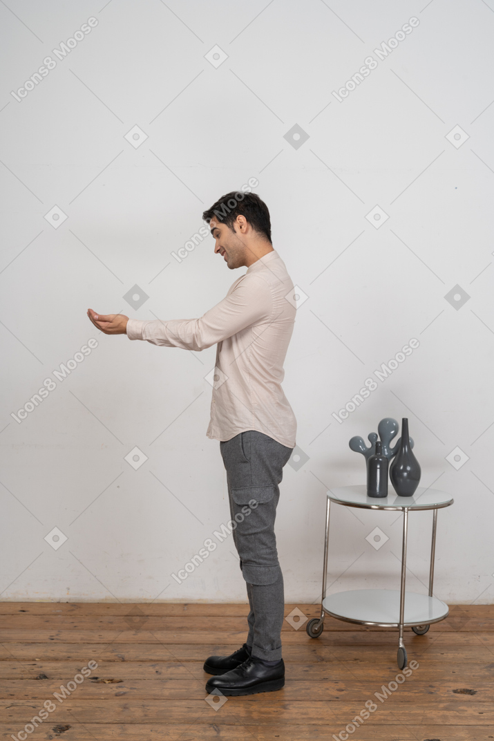 Vista lateral, de, un, hombre, en, ropa informal, posición, con, manos extendidas