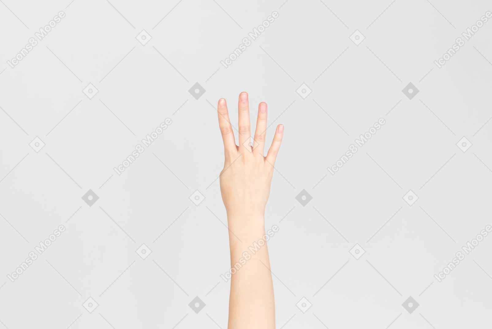 Main féminine montrant quatre doigts