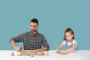 Padre e hija pasando tiempo juntos y haciendo algo de manualidad