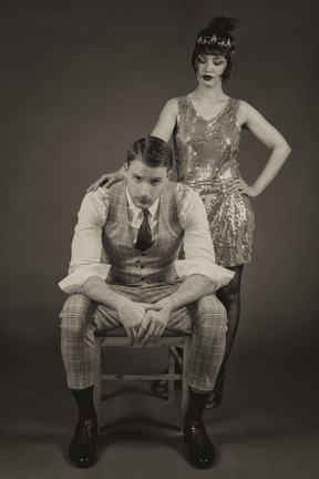 Retrato de una hermosa flapper y su hombre