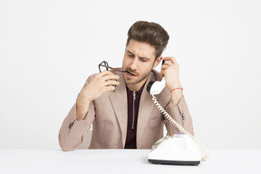 Ennuyé par la conversation téléphonique