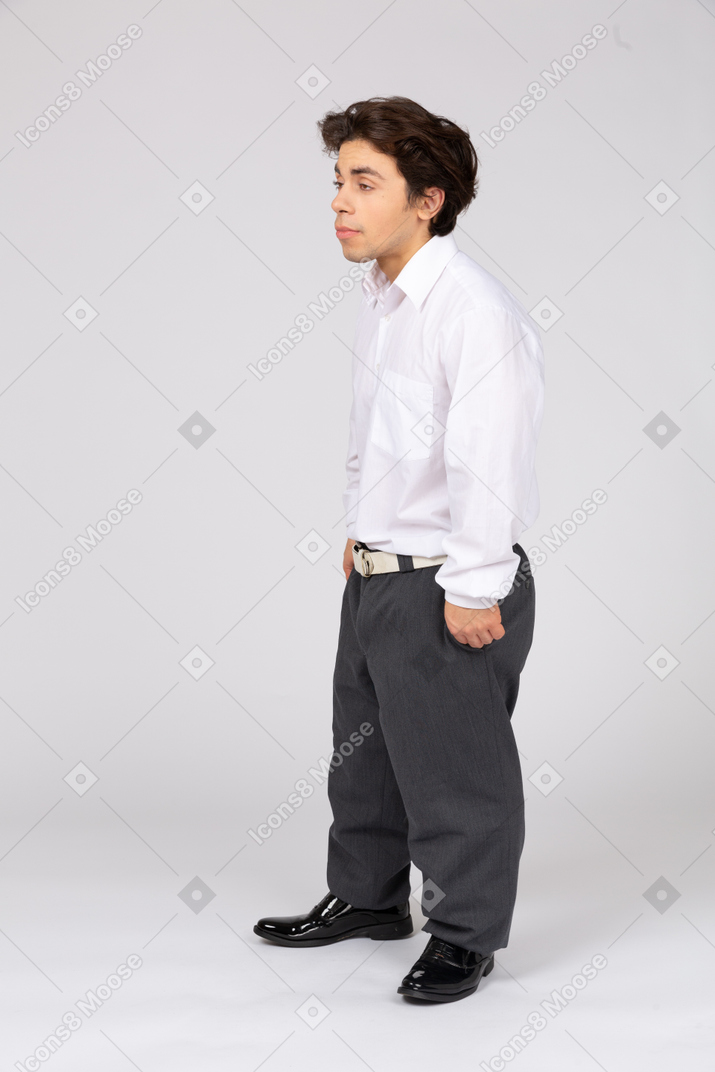 立っているスーツ姿の男性の側面図