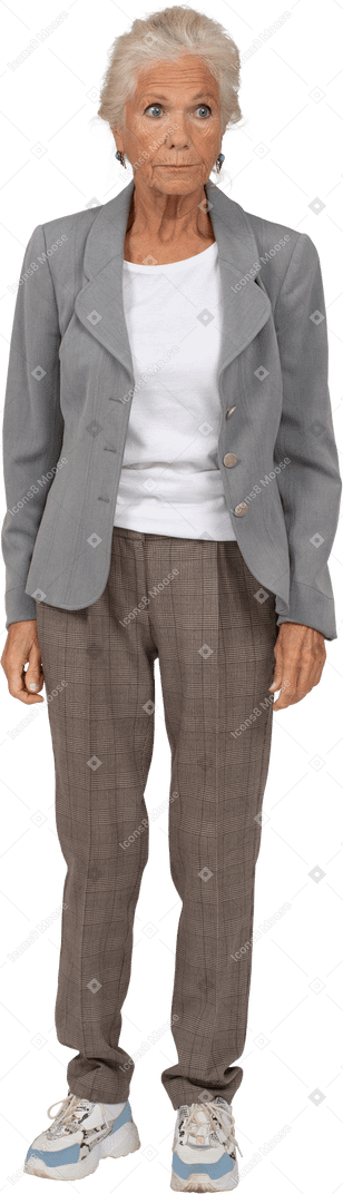 Vista frontale di una vecchia signora in giacca e cravatta