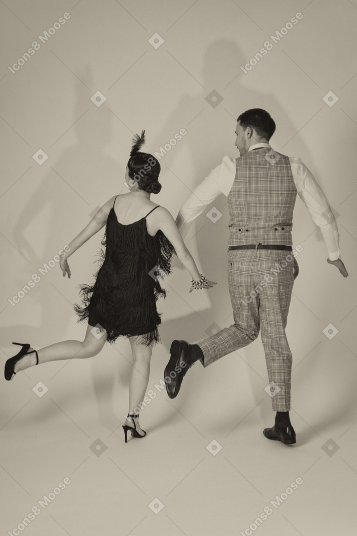 男人和女人跳舞查尔斯顿回到相机