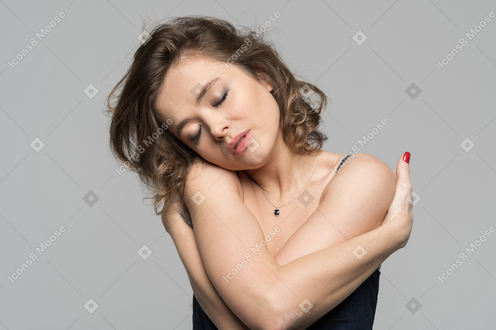 Mujer sensual abrazando a sí misma