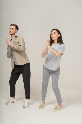 Homem e mulher dançando com as mãos cruzadas