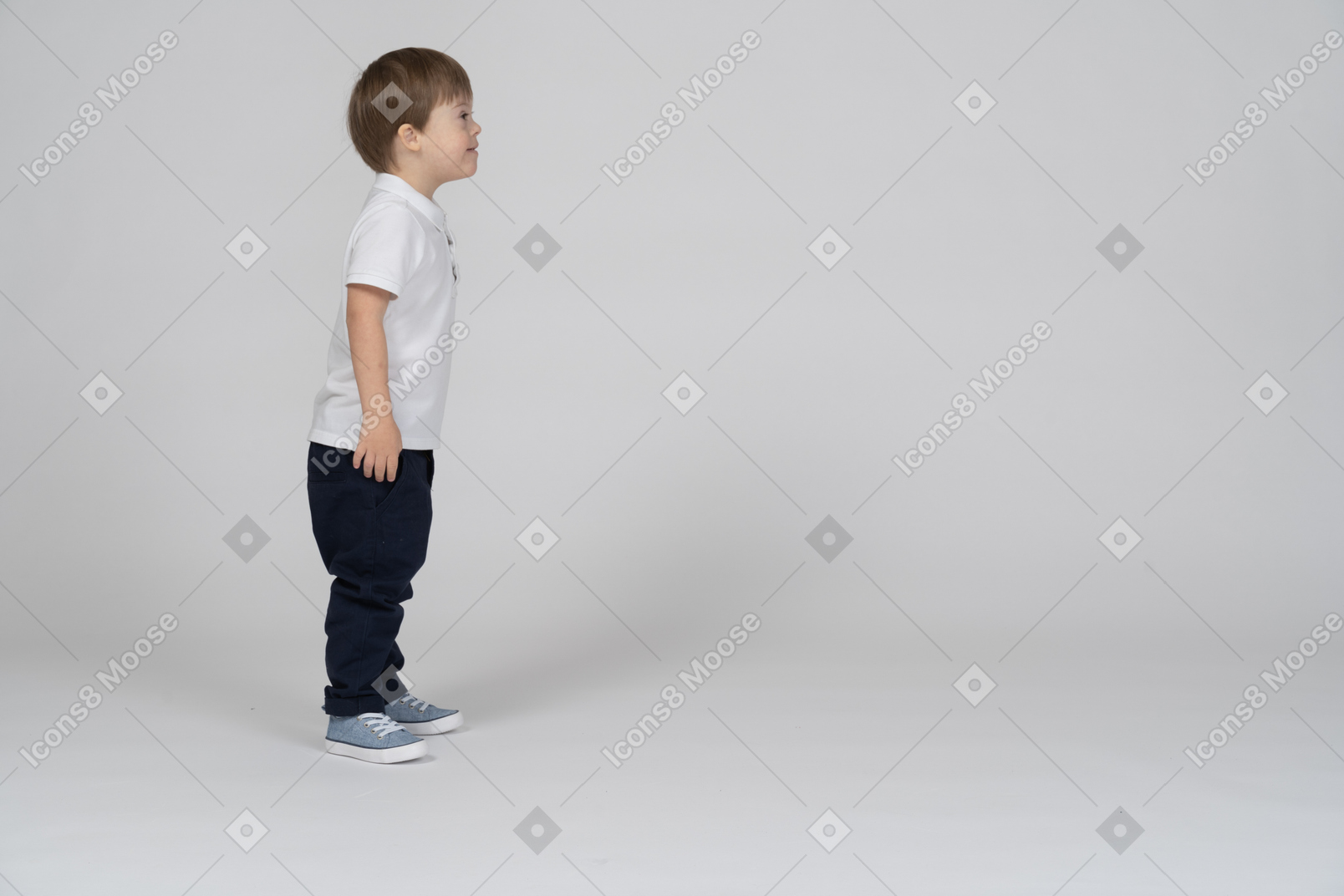 一个小男孩静止不动的侧视图