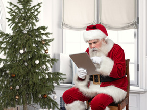산타 크리스마스 트리 아래 선물 목록을 읽고