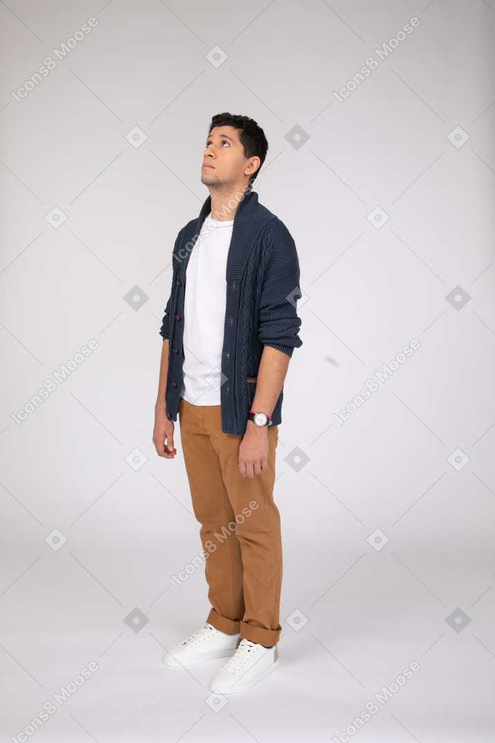 Mann in freizeitkleidung stehend