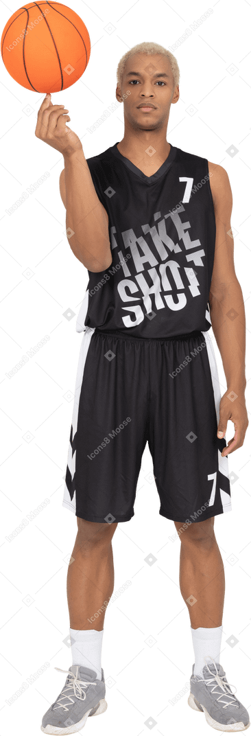 Vista frontale di un giovane giocatore di basket maschile che tiene una palla