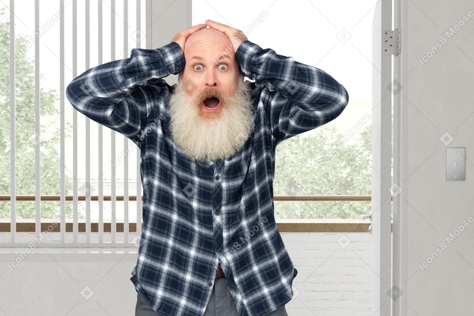 Homme âgé choqué tenant sa tête
