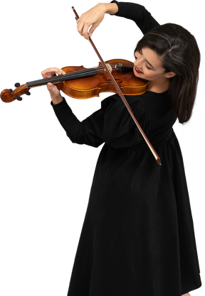 Primo piano di una giovane donna allegra in abito nero a suonare il violino