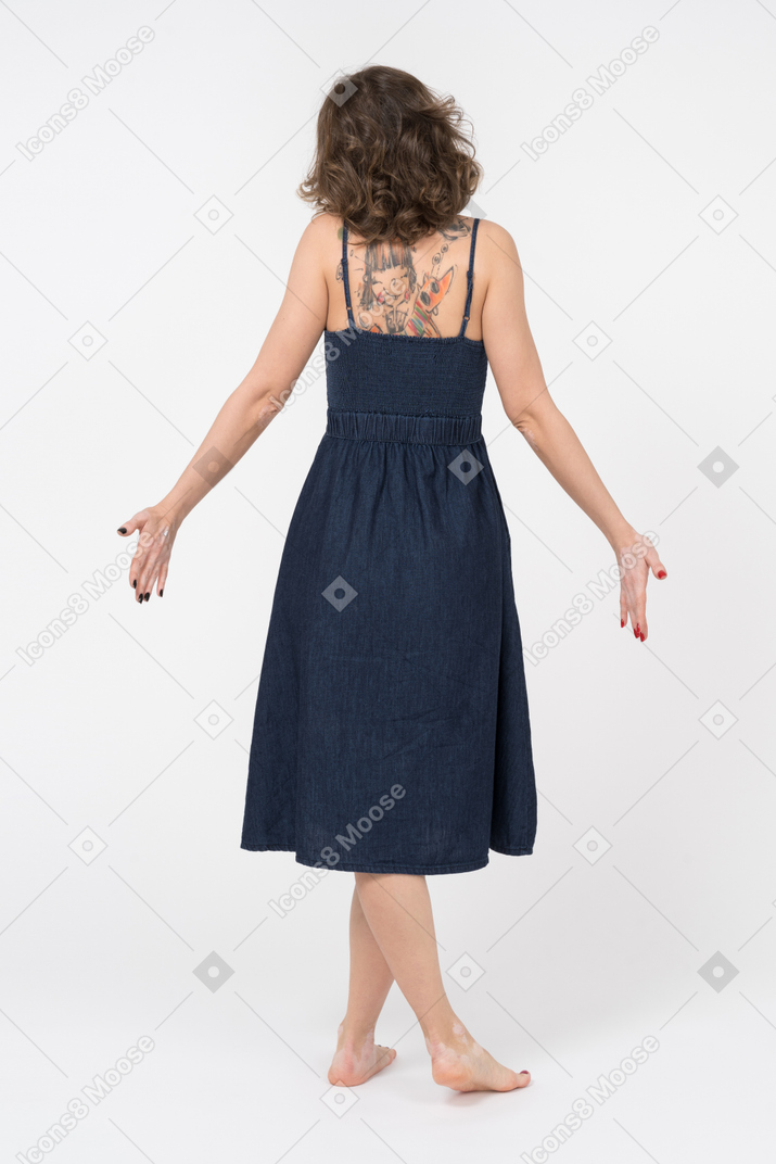 Femme brune méconnaissable en haussant les épaules vers la caméra