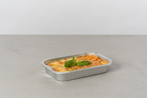 Stück lasagne in der ofenpfanne