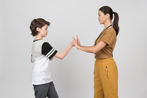 Entrenadora femenina entrenando a un alumno