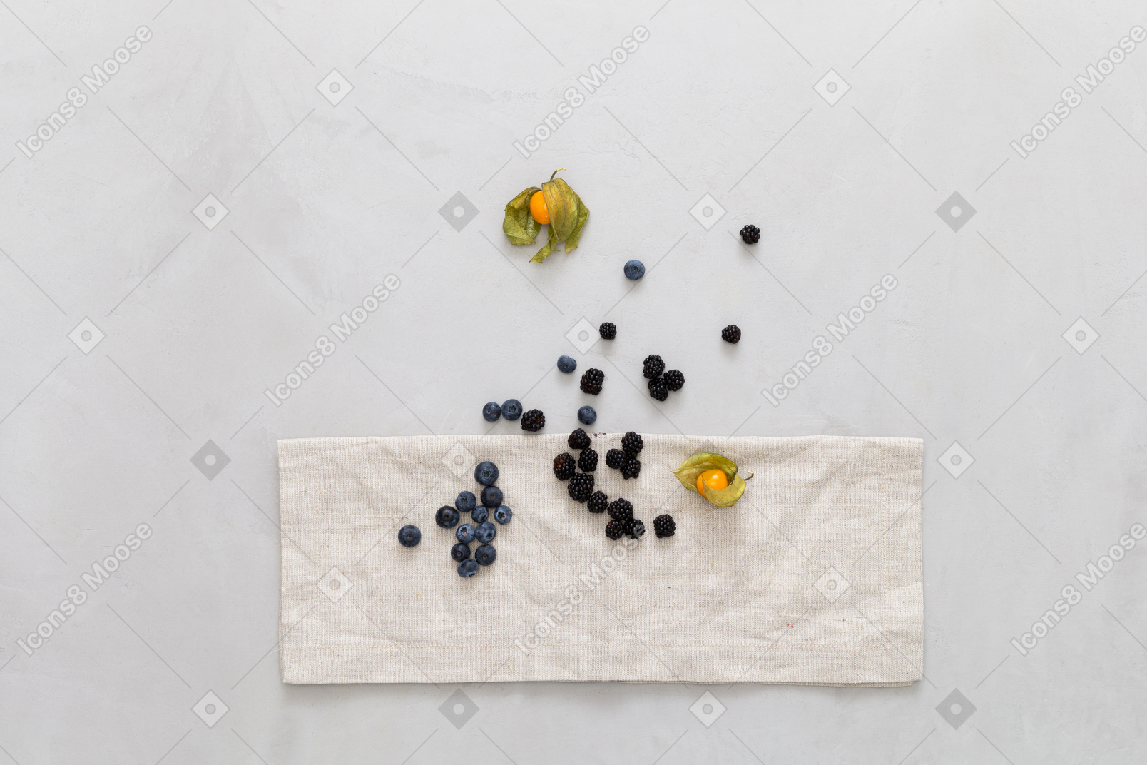 蓝莓和酸浆亚麻桌布上