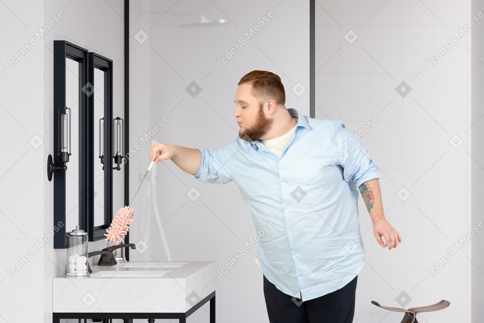 バスルームを掃除する若い男