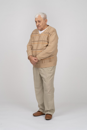 Vue de face d'un vieil homme réfléchi en vêtements décontractés