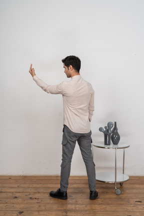 Hombre en camisa posando