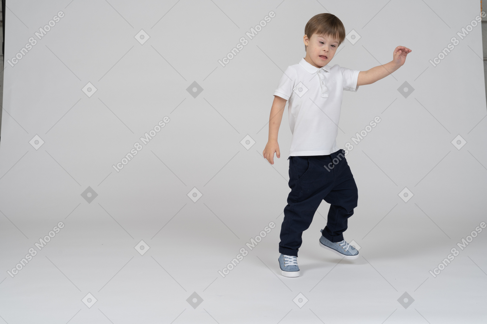 Vista de três quartos de um menino andando e levantando a mão