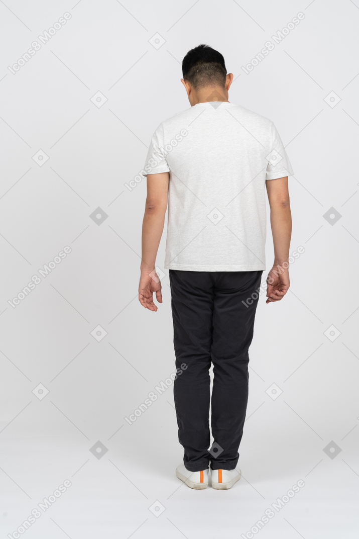 Vista posteriore di un uomo in abiti casual che si piega a testa in giù