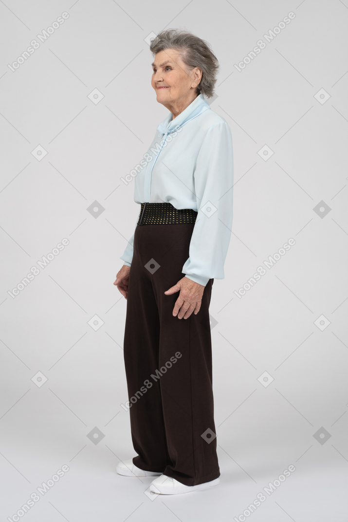 Vista laterale di una donna anziana che sorride