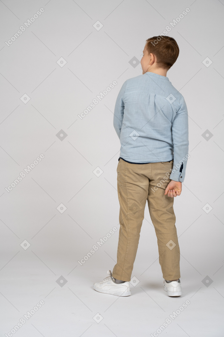 Junge steht mit dem rücken zur kamera