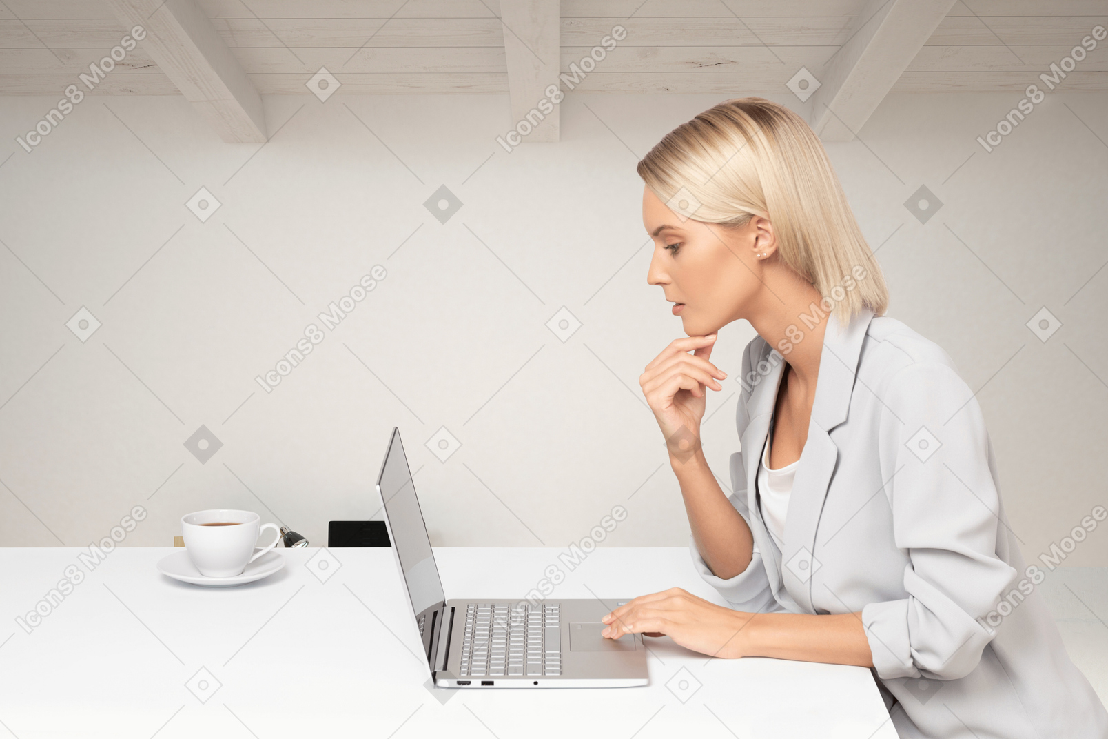 Mujer de negocios joven que trabaja en la computadora portátil