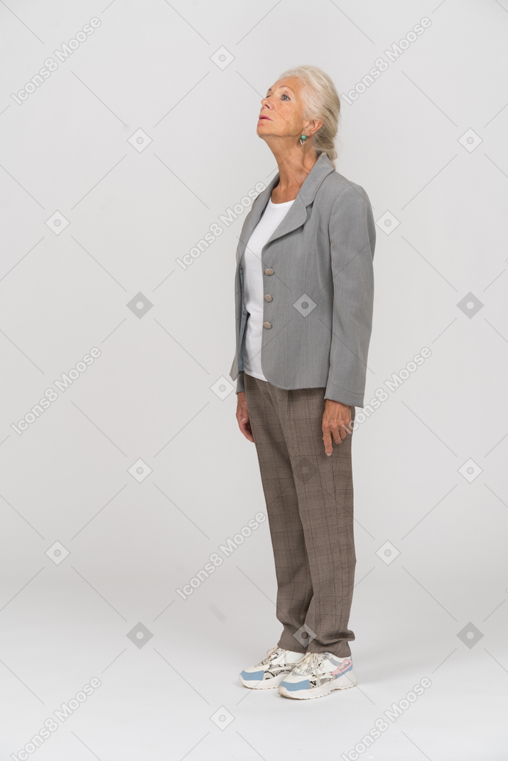 Vista laterale di una donna anziana che osserva in su