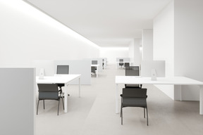 차가운 조명과 컴퓨터 책상이 연속 된 사무원을위한 깨끗한 흰색 방