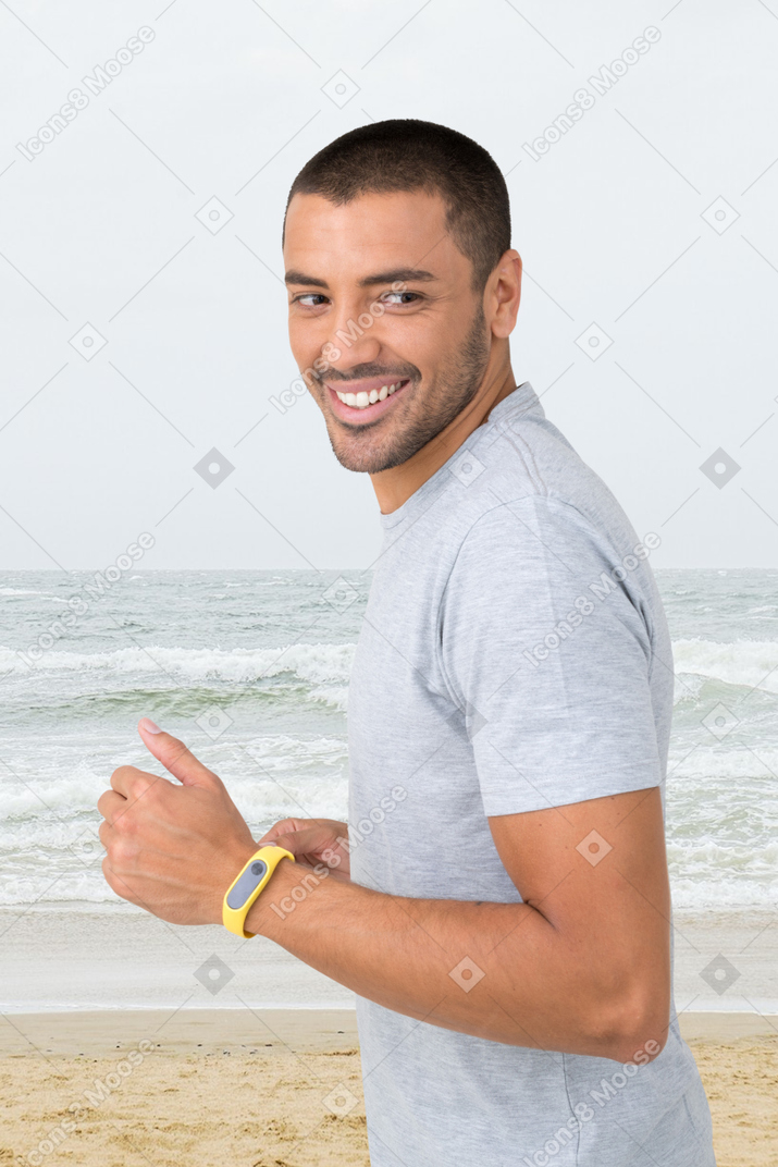 해변에서 실행하는 젊은 남자