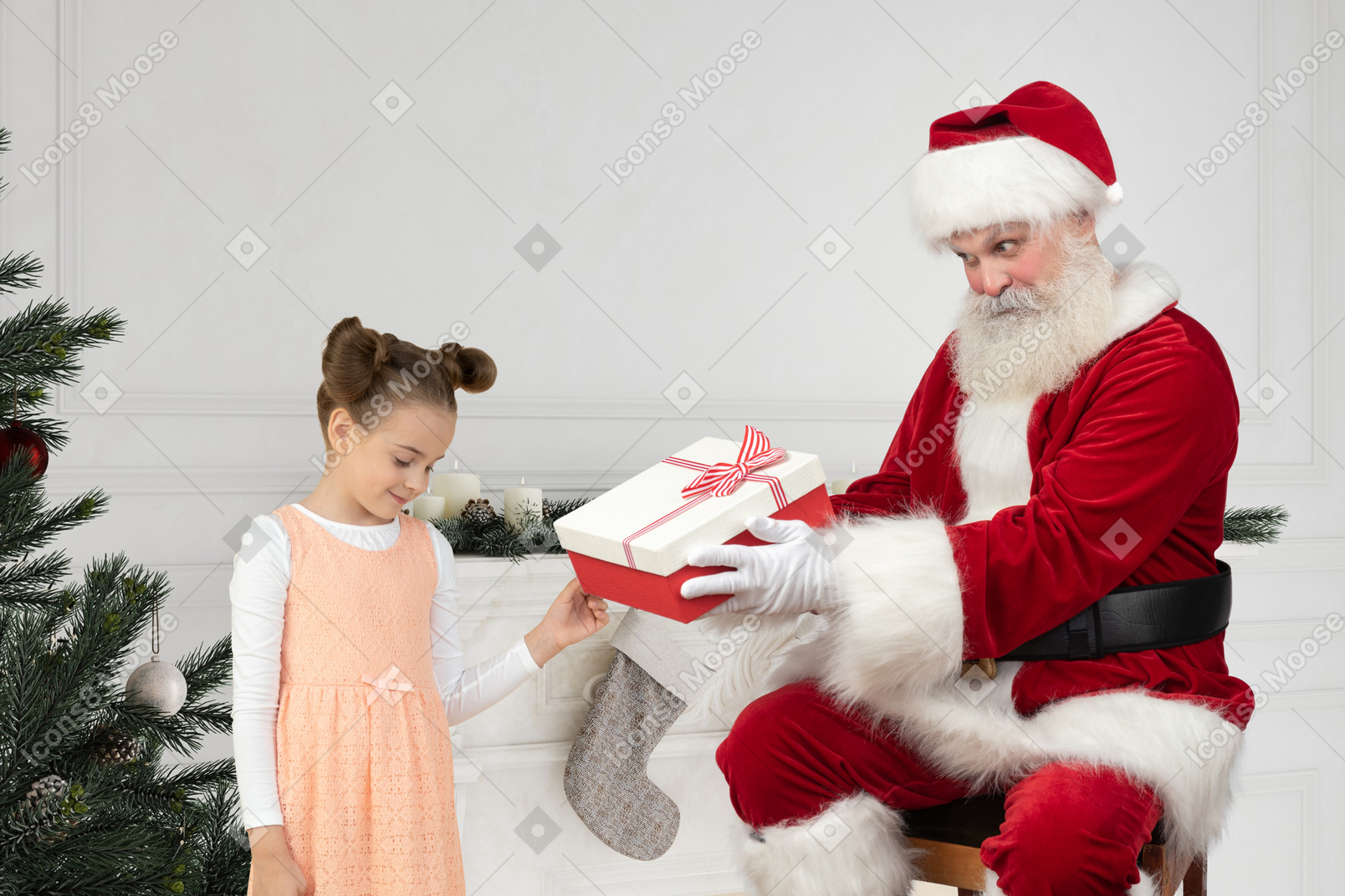 Le père noël donne un cadeau à la petite fille