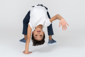 Un niño haciendo ejercicio de puente