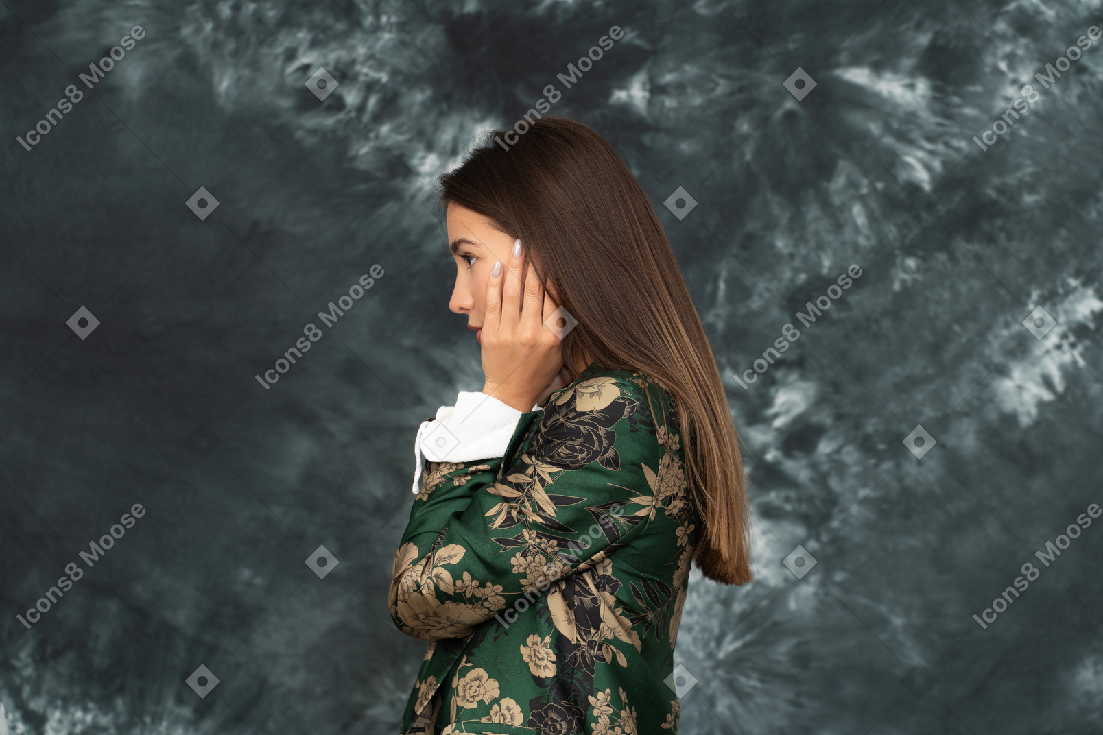 Ritratto laterale di giovane imprenditrice toccando i suoi capelli
