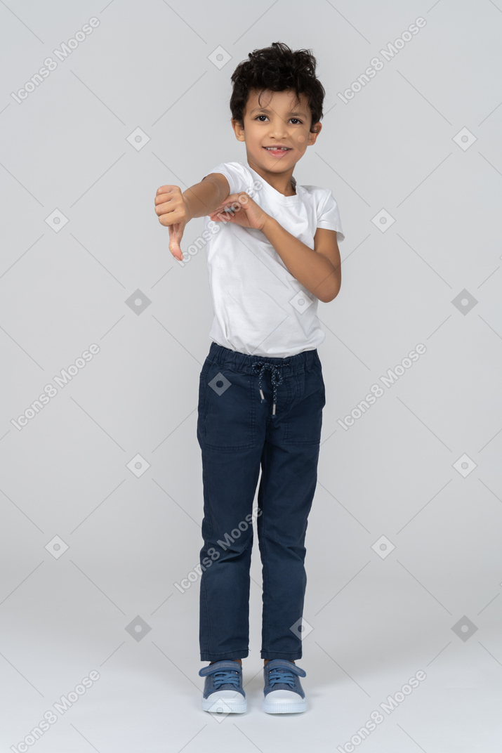 Un ragazzo che mostra un pollice verso il basso