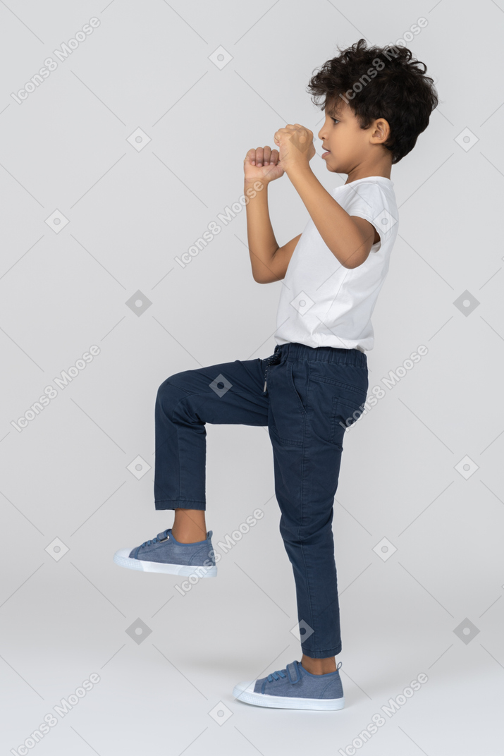 Un garçon faisant des exercices