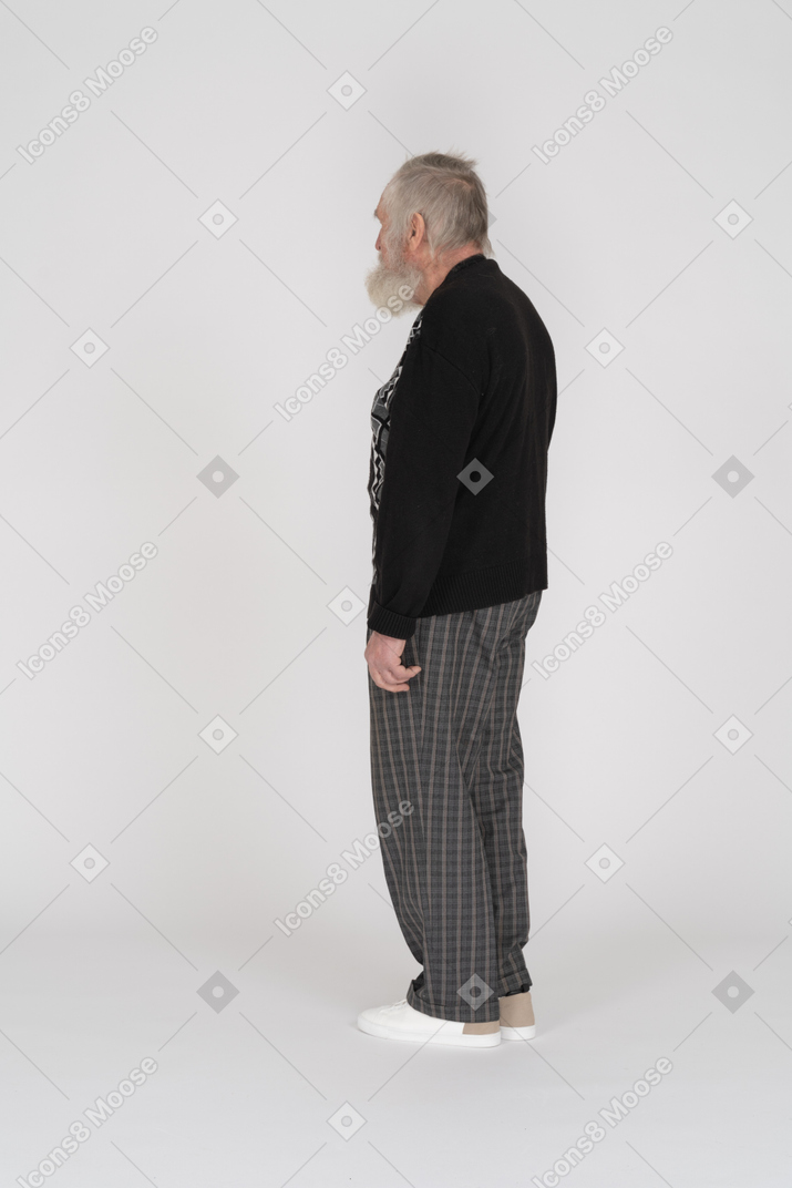 Вид сбоку на пожилого мужчину, стоящего