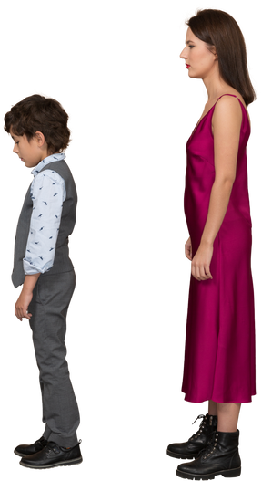 Donna e bambino in piedi di profilo