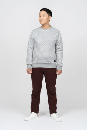 Hombre en ropa casual de pie