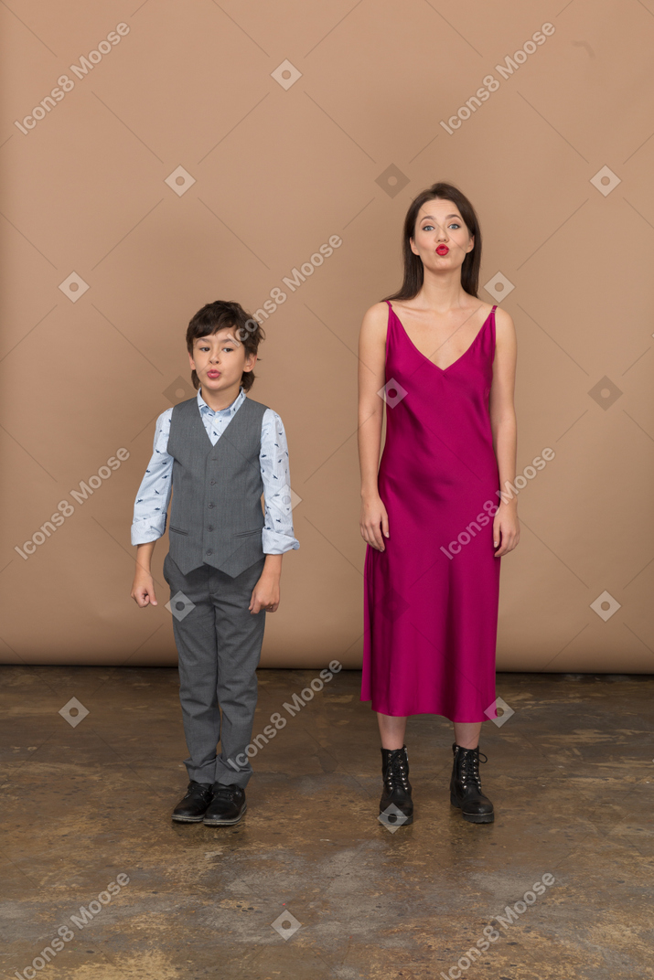Niño y mujer haciendo cara graciosa